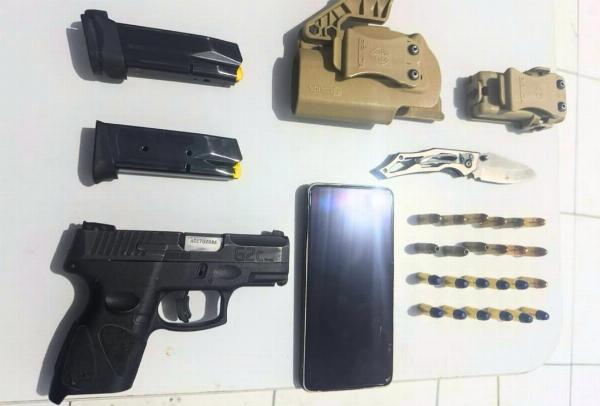 Homem é preso com arma e documento falso no circuito do São João de Serrinha