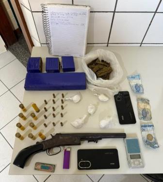 Homem é preso por suspeita de tráfico após polícia apreender drogas e arma em barbearia de Retirolândia
